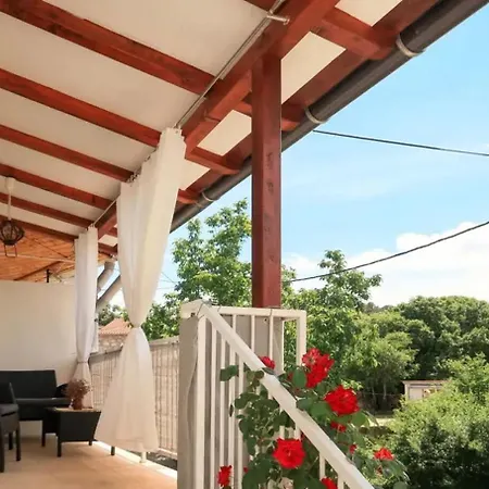 House Ana Nyaraló *