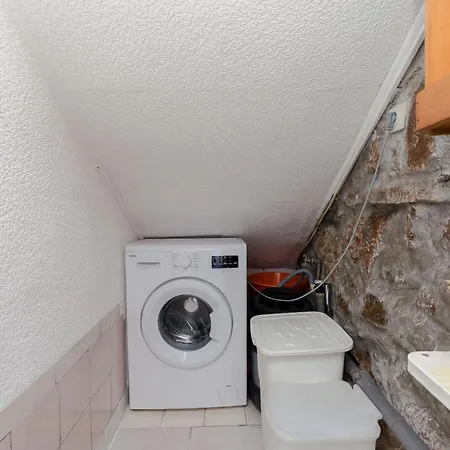 House Ana Nyaraló *