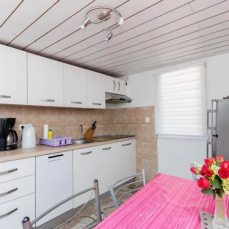 House Ana Nyaraló *